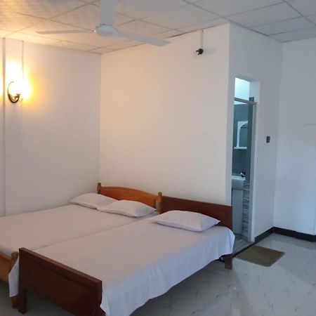 Hotel Amila Guest Trincomalee Exterior foto