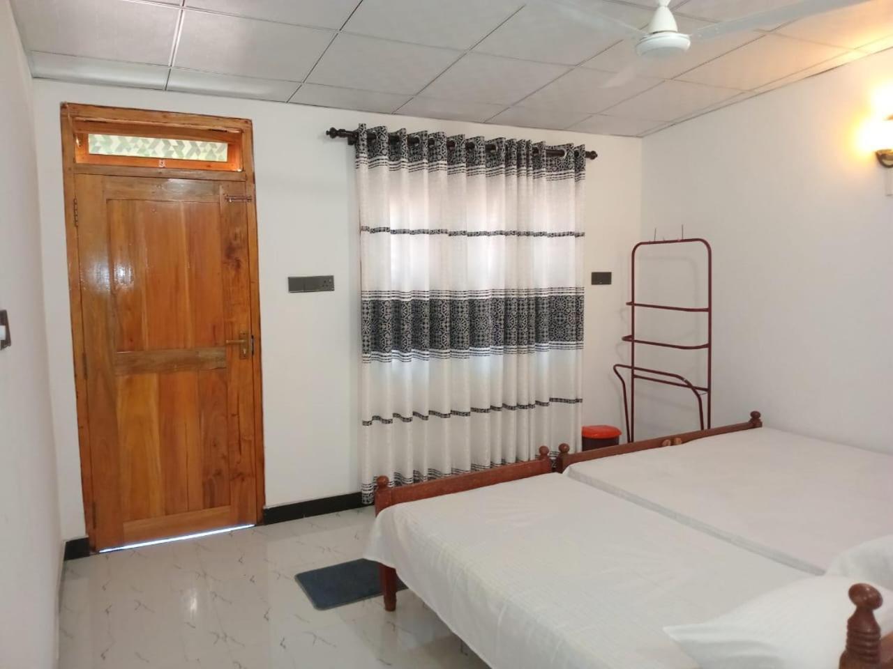 Hotel Amila Guest Trincomalee Exterior foto